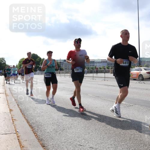 29.06.2025 - hella hamburg halbmarathon Lena Gebhardt http://msf.ph/oto/8320194 29.06.2025 09:47:59 Lombardsbrücke 10900, 6990, 18573, 5415, 1164, 1217, 1385, 1562, 1743, 2196, 2296, 2404, 2714, 2767, 2851, 3959, 4602, 4860, 5091, 5092, 5315, 5923, 6684, 6829, 6990, 8084, 8362, 8395, 8901, 8933, 9178, 9944, 10384, 10900, 10968, 11019, 11202, 11227, 11559, 11620, 11745, 11929, 12290, 12462, 12514, 12751, 12865, 13029, 13419, 13514, 13595, 13798, 13854, 14387, 14601, 14908, 14934, 14952, 15015, 15261, 15415, 15701, 15965, 16119, 16123, 16158, 16964, 17154, 18419 meine-sportfotos.de