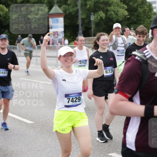 29.06.2025 - hella hamburg halbmarathon Jannik Wohlers http://msf.ph/oto/8320205 29.06.2025 10:39:23 Lombardsbrücke 1586, 1899, 2313, 2578, 2976, 3046, 3882, 3883, 3884, 4298, 4752, 5045, 5654, 5701, 6427, 6428, 6698, 6739, 7045, 7053, 7125, 7199, 7429, 8107, 8612, 8622, 8865, 8866, 9080, 9747, 10441, 10648, 10666, 10714, 10833, 10901, 10939, 11664, 11874, 11982, 12631, 12883, 13644, 14327, 14674, 14882, 15265, 16532, 16784, 17379, 17407, 17634, 17695, 18157, 18944, 19121, 19163 meine-sportfotos.de