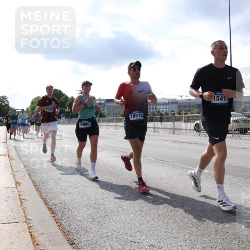 29.06.2025 - hella hamburg halbmarathon Lena Gebhardt http://msf.ph/oto/8320215 29.06.2025 09:47:59 Lombardsbrücke 10900, 6990, 18573, 15415, 1164, 1217, 1385, 1562, 1743, 2196, 2296, 2404, 2714, 2767, 2851, 3959, 4602, 4860, 5091, 5092, 5315, 5923, 6684, 6829, 6990, 8084, 8362, 8395, 8901, 8933, 9178, 9944, 10384, 10900, 10968, 11019, 11202, 11227, 11559, 11620, 11745, 11929, 12290, 12462, 12514, 12751, 12865, 13029, 13419, 13514, 13595, 13798, 13854, 14387, 14601, 14908, 14934, 14952, 15015, 15261, 15415, 15701, 15965, 16119, 16123, 16158, 16964, 17154, 18419 meine-sportfotos.de