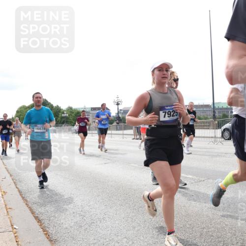 29.06.2025 - hella hamburg halbmarathon Lena Gebhardt http://msf.ph/oto/8320241 29.06.2025 10:22:46 Lombardsbrücke 3601, 16874, 7925, 15, 1029, 1187, 1598, 1853, 2022, 2294, 2351, 2479, 2766, 2886, 3003, 3029, 3034, 3108, 3430, 3457, 3511, 3600, 3601, 3910, 3946, 4113, 4114, 4131, 4556, 4559, 4829, 4969, 5079, 5223, 5343, 5629, 5798, 5838, 6030, 6048, 6049, 6303, 6307, 6347, 6578, 6784, 6785, 6820, 6826, 6899, 7097, 7188, 7190, 7266, 7276, 7529, 7794, 7891, 7925, 8355, 8511, 8855, 8931, 9133, 9256, 9913, 10205, 10826, 12190, 13560, 13921, 14525, 14801 meine-sportfotos.de