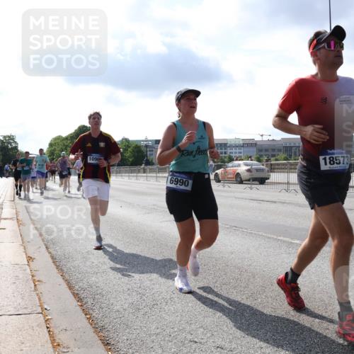 29.06.2025 - hella hamburg halbmarathon Lena Gebhardt http://msf.ph/oto/8320273 29.06.2025 09:48:00 Lombardsbrücke 1090, 6990, 18573, 1560, 1164, 1217, 1385, 1562, 1743, 2196, 2296, 2404, 2714, 2767, 2851, 3959, 4602, 4860, 5091, 5092, 5315, 5923, 6684, 6829, 6990, 8084, 8362, 8395, 8901, 8933, 9178, 9944, 10384, 10900, 10968, 11019, 11202, 11227, 11559, 11620, 11745, 11929, 12290, 12462, 12514, 12751, 12865, 13029, 13419, 13514, 13595, 13798, 13854, 14387, 14601, 14875, 14908, 14934, 14952, 15015, 15261, 15415, 15701, 15965, 16119, 16123, 16158, 16964, 17154, 18419 meine-sportfotos.de