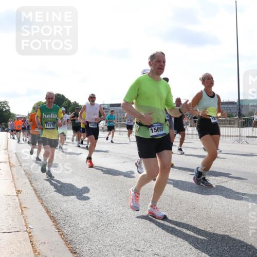 29.06.2025 - hella hamburg halbmarathon Lena Gebhardt http://msf.ph/oto/8320407 29.06.2025 10:00:05 Lombardsbrücke 12, 19178, 15097, 18, 8730, 14429, 1006, 1019, 1125, 1180, 1239, 1264, 1526, 1834, 1914, 1955, 2027, 2086, 2099, 2159, 2348, 2364, 2391, 2432, 2447, 2582, 2584, 2606, 2652, 2676, 2677, 2730, 2910, 3177, 3181, 3279, 3319, 3668, 3836, 3861, 3898, 4013, 4231, 4426, 4594, 4632, 4772, 4796, 4813, 4837, 5015, 5134, 5272, 5277, 5341, 5728, 6082, 6084, 6104, 6174, 6201, 6202, 6260, 6462, 6470, 6581, 6587, 8330, 9142, 9984, 10031, 11039, 11568, 11844 meine-sportfotos.de