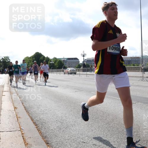 29.06.2025 - hella hamburg halbmarathon Lena Gebhardt http://msf.ph/oto/8320464 29.06.2025 09:48:01 Lombardsbrücke 16158, 1570, 10900, 1164, 1217, 1385, 1562, 1743, 2196, 2296, 2404, 2714, 2767, 2851, 3959, 4602, 4860, 5091, 5092, 5315, 5923, 6684, 6829, 6990, 8084, 8362, 8395, 8901, 8933, 9178, 9944, 10384, 10900, 10968, 11019, 11202, 11227, 11559, 11620, 11745, 11929, 12290, 12462, 12514, 12751, 12865, 13029, 13419, 13514, 13595, 13798, 13854, 14387, 14601, 14875, 14908, 14934, 14952, 15015, 15261, 15415, 15701, 15959, 15965, 16119, 16123, 16158, 16964, 17154, 18419 meine-sportfotos.de