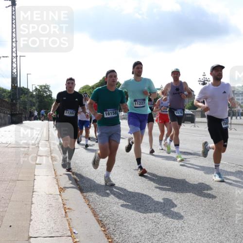 29.06.2025 - hella hamburg halbmarathon Lena Gebhardt http://msf.ph/oto/8320760 29.06.2025 09:48:03 Lombardsbrücke 11202, 16158, 11227, 024, 1570, 1164, 1385, 1562, 1743, 2196, 2296, 2714, 2767, 3959, 4602, 4860, 5091, 5092, 5315, 5923, 6684, 6829, 6990, 8084, 8362, 8901, 8933, 9178, 9944, 10384, 10793, 10900, 10968, 11019, 11202, 11227, 11559, 11620, 11745, 11929, 12290, 12462, 12514, 12751, 12865, 13419, 13514, 13595, 13798, 13854, 14387, 14601, 14875, 14908, 14934, 14952, 15015, 15261, 15415, 15701, 15959, 15965, 16119, 16123, 16158, 16964, 17154 meine-sportfotos.de