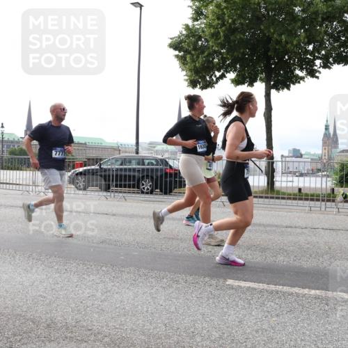 29.06.2025 - hella hamburg halbmarathon Lena Gebhardt http://msf.ph/oto/8320845 29.06.2025 10:37:34 Lombardsbrücke 7777, 1630, 1022, 1276, 1337, 1475, 1597, 1819, 2016, 2031, 2072, 2104, 2199, 2272, 2480, 2486, 2640, 2853, 3127, 3230, 3246, 3633, 4097, 4347, 4733, 5139, 5146, 5171, 5186, 5522, 5560, 5790, 5875, 5940, 6172, 6243, 6584, 6821, 6955, 7085, 7124, 7235, 7321, 7350, 7544, 7707, 7777, 7823, 8257, 8258, 8811, 8843, 8985, 9054, 9055, 9247, 9288, 9524, 9895, 10159, 10506, 10836, 11087, 12123, 12254, 12472, 12824, 16680, 17798 meine-sportfotos.de