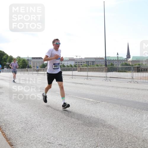 29.06.2025 - hella hamburg halbmarathon Lena Gebhardt http://msf.ph/oto/8320888 29.06.2025 10:12:46 Lombardsbrücke 2531, 8917, 1020, 1051, 1249, 1610, 1785, 1850, 1851, 1939, 2531, 2891, 2942, 2963, 2964, 3182, 3248, 3262, 4453, 4499, 4532, 4554, 5150, 5166, 5176, 5597, 5598, 6207, 6822, 6871, 6966, 7014, 7873, 7907, 8398, 8405, 8917, 8971, 9254, 9405, 10067, 10402, 10581, 10685, 11025, 11720, 12456, 13566, 13816, 14404, 14540, 14863, 14868, 14869, 15012, 15369, 15531, 16323, 16473, 16826, 16911, 17061, 17699, 17994, 18178, 18320, 18493, 18530 meine-sportfotos.de