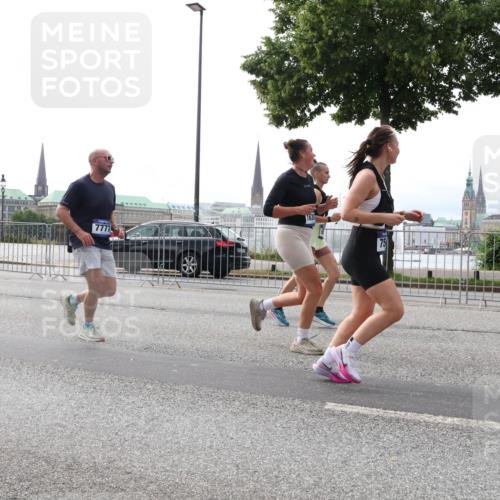 29.06.2025 - hella hamburg halbmarathon Lena Gebhardt http://msf.ph/oto/8320940 29.06.2025 10:37:34 Lombardsbrücke 7777, 75, 1022, 1276, 1337, 1475, 1597, 1819, 2016, 2031, 2072, 2104, 2199, 2272, 2480, 2486, 2640, 2853, 3127, 3230, 3246, 3633, 4097, 4347, 4733, 5139, 5146, 5171, 5186, 5522, 5560, 5790, 5875, 5940, 6172, 6243, 6584, 6821, 6955, 7085, 7124, 7235, 7321, 7350, 7544, 7707, 7777, 7823, 8257, 8258, 8811, 8843, 8985, 9054, 9055, 9247, 9288, 9524, 9895, 10159, 10506, 10836, 11087, 12123, 12254, 12472, 12824, 16680, 17798 meine-sportfotos.de
