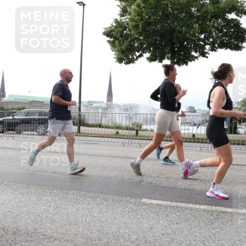29.06.2025 - hella hamburg halbmarathon Lena Gebhardt http://msf.ph/oto/8321009 29.06.2025 10:37:35 Lombardsbrücke 1022, 1276, 1337, 1475, 1597, 1819, 1985, 2016, 2031, 2072, 2104, 2199, 2272, 2480, 2486, 2640, 2853, 3127, 3230, 3246, 3633, 4097, 4347, 4733, 5139, 5146, 5171, 5186, 5522, 5560, 5790, 5875, 5940, 6243, 6584, 6821, 6955, 7085, 7124, 7235, 7321, 7350, 7544, 7707, 7777, 7823, 8257, 8258, 8811, 8843, 8985, 9055, 9247, 9288, 9524, 9895, 10159, 10506, 10836, 11087, 12123, 12254, 12472, 12824, 16680, 17798 meine-sportfotos.de