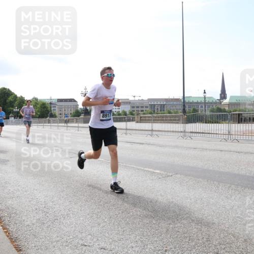 29.06.2025 - hella hamburg halbmarathon Lena Gebhardt http://msf.ph/oto/8321011 29.06.2025 10:12:46 Lombardsbrücke 2531, 11025, 8917, 1020, 1051, 1249, 1610, 1785, 1850, 1851, 1939, 2531, 2891, 2942, 2963, 2964, 3182, 3248, 3262, 4453, 4499, 4532, 4554, 5150, 5166, 5176, 5597, 5598, 6207, 6822, 6871, 6966, 7014, 7873, 7907, 8398, 8405, 8917, 8971, 9254, 9405, 10067, 10402, 10581, 10685, 11025, 11720, 12456, 13566, 13816, 14404, 14540, 14863, 14868, 14869, 15012, 15369, 15531, 16323, 16473, 16826, 16911, 17061, 17699, 17994, 18178, 18320, 18493, 18530 meine-sportfotos.de