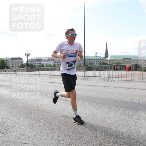29.06.2025 - hella hamburg halbmarathon Lena Gebhardt http://msf.ph/oto/8321150 29.06.2025 10:12:47 Lombardsbrücke 11025, 2531, 8917, 1020, 1051, 1249, 1610, 1785, 1850, 1851, 1939, 2531, 2891, 2942, 2963, 2964, 3182, 3248, 3262, 4453, 4499, 4532, 4554, 5150, 5166, 5176, 5597, 5598, 6207, 6822, 6871, 6966, 7014, 7873, 7907, 8398, 8405, 8917, 8971, 9141, 9254, 9405, 10067, 10402, 10581, 10685, 11025, 11720, 12456, 13566, 13816, 14404, 14540, 14868, 14869, 15012, 15369, 15531, 16323, 16473, 16826, 16911, 17061, 17699, 17994, 18178, 18320, 18493, 18530 meine-sportfotos.de