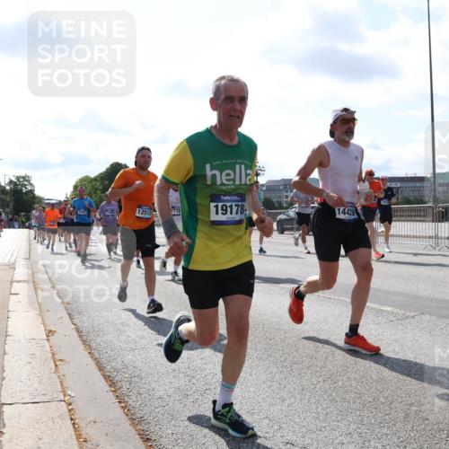 29.06.2025 - hella hamburg halbmarathon Lena Gebhardt http://msf.ph/oto/8321211 29.06.2025 10:00:07 Lombardsbrücke 2582, 12513, 778, 19178, 14429, 1006, 1019, 1125, 1180, 1239, 1264, 1526, 1834, 1914, 1955, 2027, 2086, 2099, 2159, 2346, 2348, 2364, 2447, 2582, 2584, 2606, 2652, 2676, 2677, 2730, 2910, 3177, 3181, 3279, 3319, 3836, 3861, 3898, 4013, 4231, 4594, 4632, 4772, 4796, 4813, 5015, 5134, 5272, 5277, 5341, 5728, 6082, 6084, 6104, 6174, 6201, 6202, 6220, 6260, 6462, 6470, 6581, 6587, 8330, 10031, 11568, 11844 meine-sportfotos.de