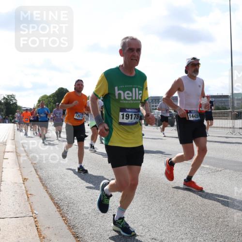 29.06.2025 - hella hamburg halbmarathon Lena Gebhardt http://msf.ph/oto/8321307 29.06.2025 10:00:07 Lombardsbrücke 2582, 12513, 19178, 14429, 1006, 1019, 1125, 1180, 1239, 1264, 1526, 1834, 1914, 1955, 2027, 2086, 2099, 2159, 2346, 2348, 2364, 2447, 2582, 2584, 2606, 2652, 2676, 2677, 2730, 2910, 3177, 3181, 3279, 3319, 3836, 3861, 3898, 4013, 4231, 4594, 4632, 4772, 4796, 4813, 5015, 5134, 5272, 5277, 5341, 5728, 6082, 6084, 6104, 6174, 6201, 6202, 6220, 6260, 6462, 6470, 6581, 6587, 8330, 10031, 11568, 11844 meine-sportfotos.de