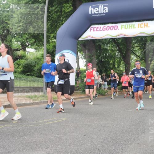 29.06.2025 - hella hamburg halbmarathon KatJ http://msf.ph/oto/8321407 29.06.2025 10:45:59 Zwischen KM18-KM19 1285, 2006, 2957, 7259 meine-sportfotos.de