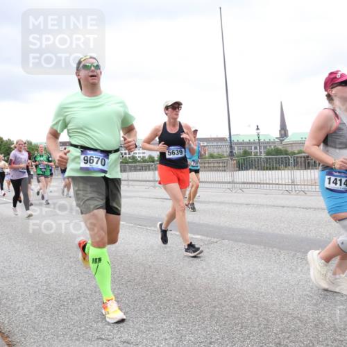 29.06.2025 - hella hamburg halbmarathon Lena Gebhardt http://msf.ph/oto/8321439 29.06.2025 10:57:22 Lombardsbrücke 5639, 9670, 14148, 1207, 1265, 1643, 2041, 2370, 2871, 3195, 3385, 3387, 3388, 3433, 3470, 3485, 3723, 3750, 3851, 4086, 4106, 4180, 4197, 4241, 4485, 4568, 4569, 4611, 4998, 5057, 5117, 5316, 5632, 5639, 5736, 5738, 6053, 6284, 6827, 6832, 6857, 6981, 7416, 7417, 7592, 7720, 7728, 7787, 7964, 8035, 8039, 8197, 8224, 8287, 8386, 8540, 8546, 8552, 8679, 8708, 8851, 8853, 8873, 9110, 9233, 9298, 9299, 9318, 9496 meine-sportfotos.de