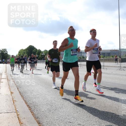 29.06.2025 - hella hamburg halbmarathon Lena Gebhardt http://msf.ph/oto/8321471 29.06.2025 09:48:07 Lombardsbrücke 1385, 5315, 1743, 1164, 1385, 1562, 1743, 2196, 2296, 2714, 2767, 3959, 4602, 4860, 5091, 5092, 5315, 6684, 6829, 6990, 8084, 8362, 8901, 8933, 9178, 9944, 10384, 10404, 10793, 10900, 10968, 11019, 11202, 11227, 11559, 11620, 11745, 11929, 12290, 12462, 12514, 12865, 12916, 13419, 13514, 13595, 13798, 13854, 14387, 14601, 14875, 14908, 14934, 14952, 15015, 15261, 15415, 15701, 15959, 15965, 16119, 16158, 16964 meine-sportfotos.de