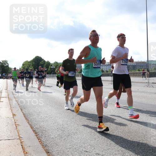 29.06.2025 - hella hamburg halbmarathon Lena Gebhardt http://msf.ph/oto/8321499 29.06.2025 09:48:07 Lombardsbrücke 1385, 1743, 5315, 555555, 1164, 1385, 1562, 1743, 2196, 2296, 2714, 2767, 3959, 4602, 4860, 5091, 5092, 5315, 6684, 6829, 6990, 8084, 8362, 8901, 8933, 9178, 9944, 10384, 10404, 10793, 10900, 10968, 11019, 11202, 11227, 11559, 11620, 11745, 11929, 12290, 12462, 12514, 12865, 12916, 13419, 13514, 13595, 13798, 13854, 14387, 14601, 14875, 14908, 14934, 14952, 15015, 15261, 15415, 15701, 15959, 15965, 16119, 16158, 16964 meine-sportfotos.de