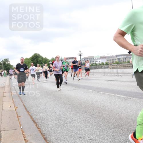 29.06.2025 - hella hamburg halbmarathon Lena Gebhardt http://msf.ph/oto/8321519 29.06.2025 10:57:23 Lombardsbrücke 17970, 9670, 1207, 1242, 1265, 1643, 2041, 2370, 2871, 3195, 3385, 3387, 3388, 3433, 3470, 3485, 3723, 3750, 3851, 3954, 4086, 4106, 4180, 4197, 4241, 4485, 4568, 4569, 4611, 4830, 4998, 5057, 5117, 5316, 5632, 5639, 5736, 5738, 6053, 6284, 6827, 6832, 6857, 6981, 7416, 7417, 7592, 7720, 7728, 7787, 7964, 8035, 8039, 8197, 8224, 8287, 8386, 8540, 8546, 8552, 8679, 8708, 8851, 8853, 8873, 9110, 9233, 9298, 9299, 9318, 9496 meine-sportfotos.de
