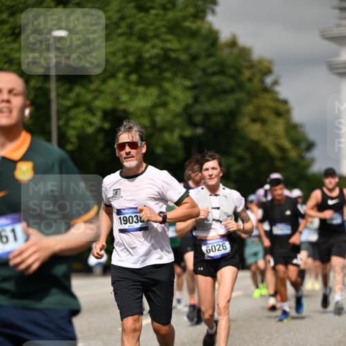 29.06.2025 - hella hamburg halbmarathon Dr. Thomas Lammeyer http://msf.ph/oto/8321544 29.06.2025 10:17:26 Kennedybrücke 1007, 1194, 1859, 1939, 2055, 2359, 2721, 2904, 2961, 2987, 3218, 3729, 4950, 5232, 6026, 6207, 7346, 7460, 8279, 8913, 9128, 9612 meine-sportfotos.de
