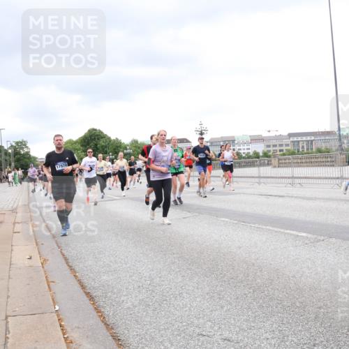 29.06.2025 - hella hamburg halbmarathon Lena Gebhardt http://msf.ph/oto/8321579 29.06.2025 10:57:23 Lombardsbrücke 17970, 9430, 1207, 1242, 1265, 1643, 2041, 2370, 2871, 3195, 3385, 3387, 3388, 3433, 3470, 3485, 3723, 3750, 3851, 3954, 4086, 4106, 4180, 4197, 4241, 4485, 4568, 4569, 4611, 4830, 4998, 5057, 5117, 5316, 5632, 5639, 5736, 5738, 6053, 6284, 6827, 6832, 6857, 6981, 7416, 7417, 7592, 7720, 7728, 7787, 7964, 8035, 8039, 8197, 8224, 8287, 8386, 8540, 8546, 8552, 8679, 8708, 8851, 8853, 8873, 9110, 9233, 9298, 9299, 9318, 9496 meine-sportfotos.de