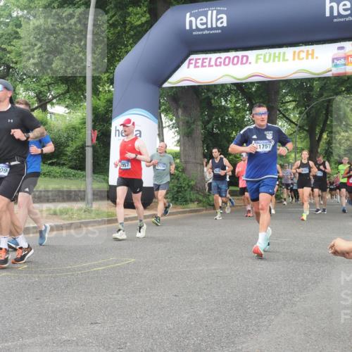 29.06.2025 - hella hamburg halbmarathon KatJ http://msf.ph/oto/8321604 29.06.2025 10:45:59 Zwischen KM18-KM19 1285, 2006, 2957, 7259 meine-sportfotos.de