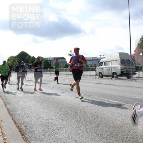 29.06.2025 - hella hamburg halbmarathon Lena Gebhardt http://msf.ph/oto/8321647 29.06.2025 09:48:08 Lombardsbrücke 6829, 18679, 12514, 3959, 335, 1385, 1164, 1385, 1562, 1743, 2196, 2296, 2714, 2767, 3959, 4602, 4860, 5091, 5092, 5315, 6684, 6829, 6990, 8362, 8901, 8933, 9178, 9944, 10384, 10404, 10793, 10900, 10968, 11202, 11227, 11620, 11745, 11929, 12290, 12462, 12514, 12865, 12916, 13514, 13595, 13798, 13854, 14387, 14601, 14875, 14908, 14934, 14952, 15015, 15261, 15415, 15701, 15959, 15965, 16119, 16158, 16964 meine-sportfotos.de