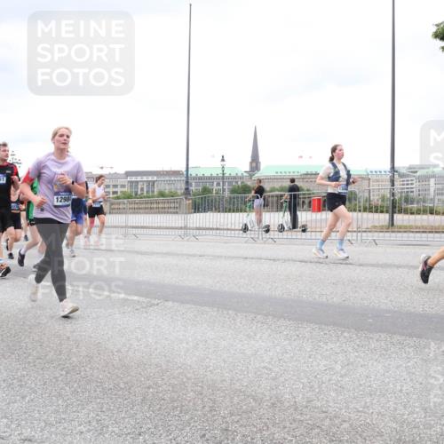29.06.2025 - hella hamburg halbmarathon Lena Gebhardt http://msf.ph/oto/8321705 29.06.2025 10:57:24 Lombardsbrücke 8851, 12984, 13048, 1123, 1207, 1242, 1248, 1265, 1643, 2041, 2370, 2871, 3191, 3195, 3385, 3388, 3433, 3470, 3485, 3723, 3750, 3851, 3954, 4086, 4106, 4180, 4197, 4241, 4485, 4521, 4568, 4569, 4611, 4830, 4998, 5057, 5117, 5316, 5632, 5639, 5736, 5738, 6053, 6284, 6827, 6832, 6857, 6981, 7172, 7416, 7417, 7592, 7720, 7728, 7787, 7964, 8035, 8039, 8197, 8224, 8287, 8386, 8540, 8546, 8552, 8679, 8708, 8851, 8853, 8873, 9110, 9233, 9298, 9299, 9318, 9496 meine-sportfotos.de