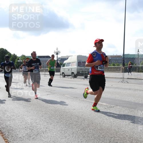 29.06.2025 - hella hamburg halbmarathon Lena Gebhardt http://msf.ph/oto/8321708 29.06.2025 09:48:08 Lombardsbrücke 12514, 3959, 18679, 17217, 6829, 555555, 1164, 1385, 1562, 1743, 2196, 2296, 2714, 2767, 3959, 4602, 4860, 5091, 5092, 5315, 6684, 6829, 6990, 8362, 8901, 8933, 9178, 9944, 10384, 10404, 10793, 10900, 10968, 11202, 11227, 11620, 11745, 11929, 12290, 12462, 12514, 12865, 12916, 13514, 13595, 13798, 13854, 14387, 14601, 14875, 14908, 14934, 14952, 15015, 15261, 15415, 15701, 15959, 15965, 16119, 16158, 16964 meine-sportfotos.de