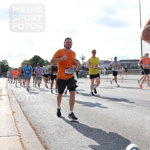 29.06.2025 - hella hamburg halbmarathon Lena Gebhardt http://msf.ph/oto/8321719 29.06.2025 10:00:07 Lombardsbrücke 12513, 4796, 2582, 7824, 1384, 2099, 1006, 1019, 1125, 1180, 1239, 1264, 1526, 1834, 1914, 1955, 2027, 2086, 2099, 2159, 2346, 2348, 2364, 2447, 2582, 2584, 2606, 2652, 2676, 2677, 2730, 2910, 3177, 3181, 3279, 3319, 3836, 3861, 3898, 4013, 4231, 4594, 4632, 4772, 4796, 4813, 5015, 5134, 5272, 5277, 5341, 5728, 6082, 6084, 6104, 6174, 6201, 6202, 6220, 6260, 6462, 6470, 6581, 6587, 8330, 10031, 11568, 11844 meine-sportfotos.de