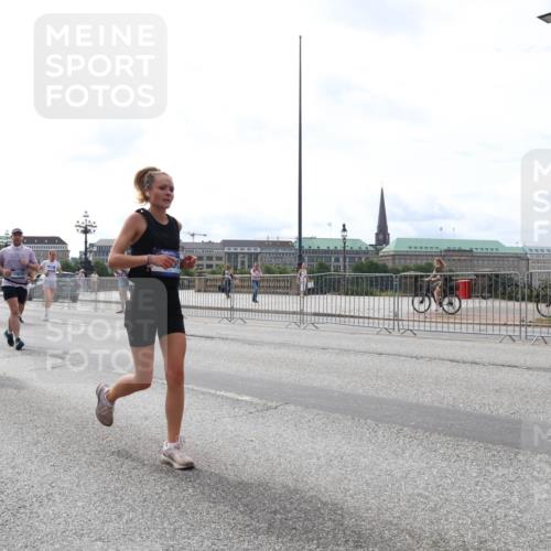 29.06.2025 - hella hamburg halbmarathon Lena Gebhardt http://msf.ph/oto/8321735 29.06.2025 10:22:54 Lombardsbrücke 5223, 3003, 10826, 1029, 1853, 2294, 2479, 2766, 2886, 3003, 3029, 3034, 3430, 3457, 3511, 3600, 3601, 4190, 4266, 4969, 5223, 5343, 5629, 5798, 6578, 6784, 6785, 6826, 6849, 6899, 7097, 7188, 7190, 7266, 7276, 7529, 7891, 7925, 8355, 8511, 8687, 8688, 8931, 9133, 9256, 9913, 10205, 10826, 12025, 12190, 12265, 13560, 13921, 14041, 14525, 14801 meine-sportfotos.de