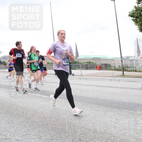 29.06.2025 - hella hamburg halbmarathon Lena Gebhardt http://msf.ph/oto/8321802 29.06.2025 10:57:25 Lombardsbrücke 0, 8851, 19, 8853, 1298, 1123, 1207, 1242, 1248, 1265, 1643, 2041, 2370, 2871, 3191, 3195, 3385, 3388, 3433, 3470, 3485, 3723, 3750, 3851, 3954, 4086, 4106, 4180, 4197, 4241, 4485, 4521, 4568, 4569, 4611, 4830, 4998, 5057, 5117, 5316, 5632, 5639, 5736, 5738, 6053, 6284, 6827, 6832, 6857, 6916, 6981, 7172, 7416, 7417, 7592, 7720, 7728, 7787, 7964, 8035, 8039, 8224, 8287, 8386, 8540, 8546, 8552, 8679, 8708, 8851, 8853, 8873, 9110, 9233, 9298, 9299, 9318, 9496 meine-sportfotos.de