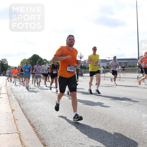 29.06.2025 - hella hamburg halbmarathon Lena Gebhardt http://msf.ph/oto/8321850 29.06.2025 10:00:07 Lombardsbrücke 2582, 4796, 1384, 12513, 16871, 1006, 1019, 1125, 1180, 1239, 1264, 1526, 1834, 1914, 1955, 2027, 2086, 2099, 2159, 2346, 2348, 2364, 2447, 2582, 2584, 2606, 2652, 2676, 2677, 2730, 2910, 3177, 3181, 3279, 3319, 3836, 3861, 3898, 4013, 4231, 4594, 4632, 4772, 4796, 4813, 5015, 5134, 5272, 5277, 5341, 5728, 6082, 6084, 6104, 6174, 6201, 6202, 6220, 6260, 6462, 6470, 6581, 6587, 8330, 10031, 11568, 11844 meine-sportfotos.de