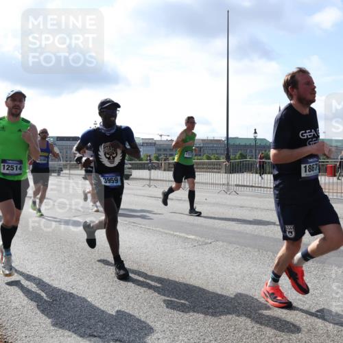 29.06.2025 - hella hamburg halbmarathon Lena Gebhardt http://msf.ph/oto/8321881 29.06.2025 09:48:10 Lombardsbrücke 1192, 12514, 3595, 3959, 1721, 1846, 18675, 1164, 1385, 1562, 1710, 1743, 2196, 2296, 2714, 2767, 3959, 4602, 4860, 5091, 5092, 5315, 6684, 6829, 6990, 8362, 8901, 8933, 9178, 9944, 10384, 10404, 10793, 10900, 10968, 11202, 11227, 11620, 11745, 11929, 12290, 12462, 12514, 12865, 12916, 13514, 13595, 13798, 13854, 14387, 14601, 14875, 14908, 14934, 14952, 15015, 15261, 15415, 15701, 15931, 15959, 15965, 16119, 16158, 16964 meine-sportfotos.de