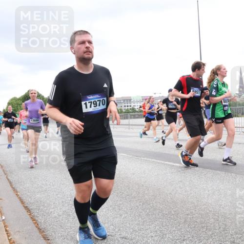 29.06.2025 - hella hamburg halbmarathon Lena Gebhardt http://msf.ph/oto/8321927 29.06.2025 10:57:25 Lombardsbrücke 3851, 179, 12698, 17970, 17778, 8851, 885, 1123, 1207, 1242, 1248, 1265, 1643, 2041, 2370, 2871, 3191, 3195, 3385, 3388, 3433, 3470, 3485, 3723, 3750, 3851, 3954, 4086, 4106, 4180, 4197, 4241, 4485, 4521, 4568, 4569, 4611, 4830, 4998, 5057, 5117, 5316, 5632, 5639, 5736, 5738, 6053, 6284, 6827, 6832, 6857, 6916, 6981, 7172, 7416, 7417, 7592, 7720, 7728, 7787, 7964, 8035, 8039, 8224, 8287, 8386, 8540, 8546, 8552, 8679, 8708, 8851, 8853, 8873, 9110, 9233, 9298, 9299, 9318, 9496 meine-sportfotos.de