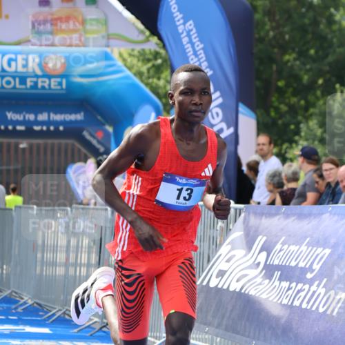 29.06.2025 - hella hamburg halbmarathon Strokosch-Dieckow http://msf.ph/oto/8321971 29.06.2025 10:03:54 Ziel 13 meine-sportfotos.de