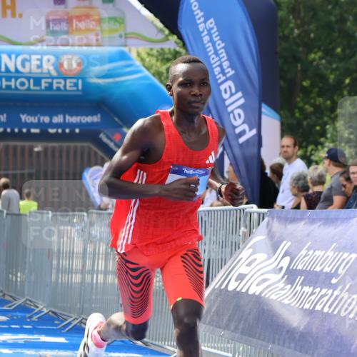29.06.2025 - hella hamburg halbmarathon Strokosch-Dieckow http://msf.ph/oto/8321999 29.06.2025 10:03:53 Ziel 13 meine-sportfotos.de