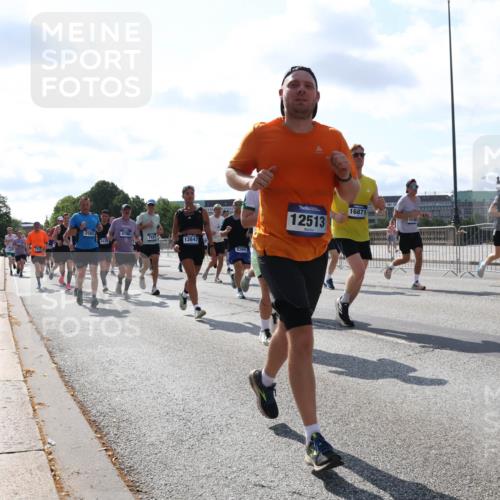 29.06.2025 - hella hamburg halbmarathon Lena Gebhardt http://msf.ph/oto/8322010 29.06.2025 10:00:08 Lombardsbrücke 4796, 13847, 8364, 12513, 16871, 1006, 1019, 1125, 1180, 1239, 1264, 1526, 1834, 1914, 1955, 2027, 2086, 2099, 2159, 2346, 2348, 2364, 2447, 2582, 2584, 2606, 2652, 2676, 2677, 2730, 2910, 3177, 3181, 3279, 3319, 3836, 3861, 3898, 4013, 4231, 4594, 4632, 4772, 4796, 4813, 4940, 5015, 5134, 5272, 5277, 5341, 5728, 6082, 6084, 6104, 6174, 6201, 6202, 6220, 6260, 6462, 6470, 6581, 6587, 8330, 10031, 11568, 11844 meine-sportfotos.de