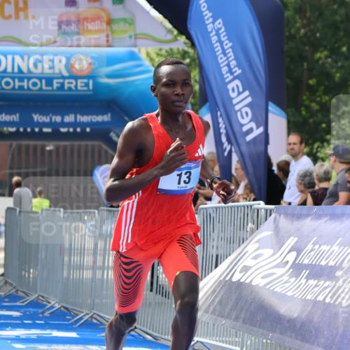 29.06.2025 - hella hamburg halbmarathon Strokosch-Dieckow http://msf.ph/oto/8322023 29.06.2025 10:03:53 Ziel 13 meine-sportfotos.de