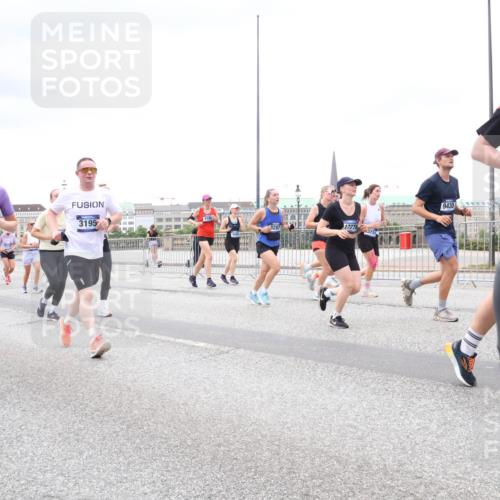 29.06.2025 - hella hamburg halbmarathon Lena Gebhardt http://msf.ph/oto/8322040 29.06.2025 10:57:26 Lombardsbrücke 17914, 12698, 3195, 17778, 373, 9430, 1123, 1242, 1248, 1265, 1643, 2041, 2370, 2871, 3191, 3195, 3385, 3388, 3433, 3470, 3485, 3723, 3750, 3851, 3954, 4086, 4106, 4180, 4197, 4241, 4485, 4521, 4568, 4569, 4611, 4830, 4998, 5057, 5117, 5316, 5632, 5639, 5736, 5738, 6053, 6827, 6832, 6857, 6916, 6981, 7172, 7592, 7720, 7728, 7787, 7964, 8035, 8039, 8224, 8287, 8386, 8540, 8546, 8552, 8679, 8708, 8851, 8853, 8873, 9059, 9110, 9233, 9298, 9299, 9318, 9496 meine-sportfotos.de