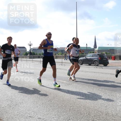 29.06.2025 - hella hamburg halbmarathon Lena Gebhardt http://msf.ph/oto/8322043 29.06.2025 09:48:11 Lombardsbrücke 11929, 13595, 4860, 1164, 1385, 1505, 1562, 1710, 1743, 2196, 2296, 2714, 2767, 3959, 4602, 4860, 5091, 5092, 5315, 6684, 6829, 6990, 7884, 8362, 8901, 8933, 9178, 9944, 10384, 10404, 10793, 10900, 10968, 11202, 11227, 11620, 11745, 11929, 12290, 12462, 12488, 12514, 12865, 12916, 13514, 13595, 13798, 13854, 13975, 14387, 14601, 14875, 14908, 14934, 14952, 15015, 15261, 15415, 15701, 15931, 15959, 15965, 16119, 16158, 16964 meine-sportfotos.de