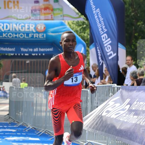 29.06.2025 - hella hamburg halbmarathon Strokosch-Dieckow http://msf.ph/oto/8322058 29.06.2025 10:03:53 Ziel 13 meine-sportfotos.de