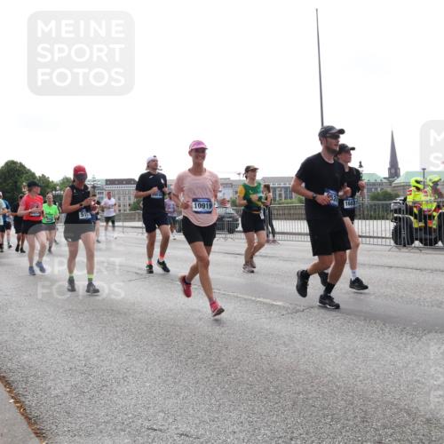 29.06.2025 - hella hamburg halbmarathon Lena Gebhardt http://msf.ph/oto/8322067 29.06.2025 10:37:36 Lombardsbrücke 51, 10919, 524, 1683, 1022, 1276, 1337, 1475, 1597, 1799, 1819, 1985, 2016, 2031, 2072, 2104, 2199, 2272, 2480, 2486, 2640, 2853, 3230, 3246, 3633, 4097, 4347, 4733, 5139, 5146, 5171, 5186, 5522, 5560, 5790, 5875, 5940, 6243, 6584, 6821, 6955, 7085, 7124, 7235, 7321, 7350, 7544, 7707, 7777, 7823, 8811, 8843, 8985, 9247, 9288, 9524, 9895, 10159, 10506, 10836, 11087, 11543, 12123, 12254, 12472, 12824, 16680, 17798 meine-sportfotos.de