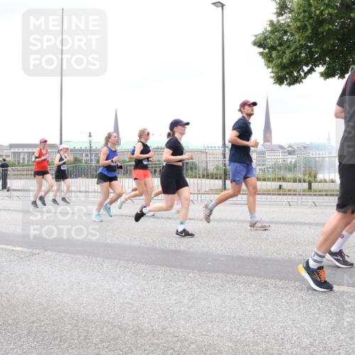 29.06.2025 - hella hamburg halbmarathon Lena Gebhardt http://msf.ph/oto/8322076 29.06.2025 10:57:26 Lombardsbrücke 914, 1123, 1242, 1248, 1265, 1643, 2041, 2370, 2871, 3191, 3195, 3385, 3388, 3433, 3470, 3485, 3723, 3750, 3851, 3954, 4086, 4106, 4180, 4197, 4241, 4485, 4521, 4568, 4569, 4611, 4830, 4998, 5057, 5117, 5316, 5632, 5639, 5736, 5738, 6053, 6827, 6832, 6857, 6916, 6981, 7172, 7592, 7720, 7728, 7787, 7964, 8035, 8039, 8224, 8287, 8386, 8540, 8546, 8552, 8679, 8708, 8851, 8853, 8873, 9059, 9110, 9233, 9298, 9299, 9318, 9496 meine-sportfotos.de