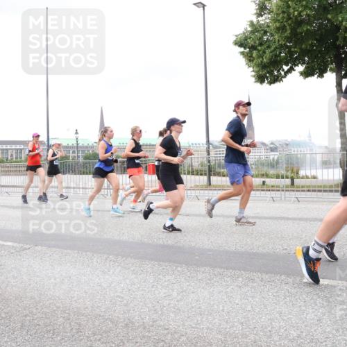29.06.2025 - hella hamburg halbmarathon Lena Gebhardt http://msf.ph/oto/8322101 29.06.2025 10:57:27 Lombardsbrücke 2195, 1123, 1242, 1248, 1265, 1643, 2041, 2370, 2567, 2871, 3191, 3195, 3385, 3388, 3433, 3470, 3485, 3723, 3750, 3851, 3954, 4086, 4106, 4180, 4197, 4241, 4485, 4521, 4568, 4569, 4611, 4830, 4998, 5057, 5117, 5316, 5632, 5639, 5736, 5738, 6053, 6827, 6832, 6857, 6916, 6981, 7172, 7592, 7720, 7728, 7787, 7964, 8035, 8039, 8224, 8287, 8386, 8540, 8546, 8552, 8679, 8708, 8851, 8853, 8873, 9059, 9110, 9233, 9298, 9299, 9318, 9496 meine-sportfotos.de