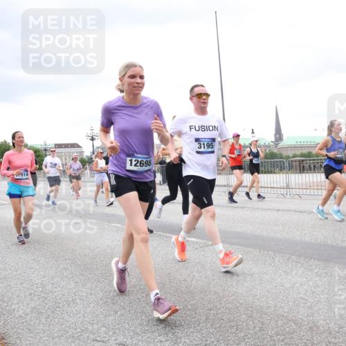 29.06.2025 - hella hamburg halbmarathon Lena Gebhardt http://msf.ph/oto/8322124 29.06.2025 10:57:27 Lombardsbrücke 3851, 914, 12698, 3195, 177, 4106, 9287, 13731, 1123, 1242, 1248, 1265, 1643, 2041, 2370, 2567, 2871, 3191, 3195, 3385, 3388, 3433, 3470, 3485, 3723, 3750, 3851, 3954, 4086, 4106, 4180, 4197, 4241, 4485, 4521, 4568, 4569, 4611, 4830, 4998, 5057, 5117, 5316, 5632, 5639, 5736, 5738, 6053, 6827, 6832, 6857, 6916, 6981, 7172, 7592, 7720, 7728, 7787, 7964, 8035, 8039, 8224, 8287, 8386, 8540, 8546, 8552, 8679, 8708, 8851, 8853, 8873, 9059, 9110, 9233, 9298, 9299, 9318, 9496 meine-sportfotos.de