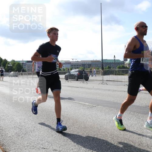 29.06.2025 - hella hamburg halbmarathon Lena Gebhardt http://msf.ph/oto/8322133 29.06.2025 09:48:11 Lombardsbrücke 161, 29, 1359, 1810, 1164, 1385, 1505, 1562, 1710, 1743, 2196, 2296, 2714, 2767, 3959, 4602, 4860, 5091, 5092, 5315, 6684, 6829, 6990, 7884, 8362, 8901, 8933, 9178, 9944, 10384, 10404, 10793, 10900, 10968, 11202, 11227, 11620, 11745, 11929, 12290, 12462, 12488, 12514, 12865, 12916, 13514, 13595, 13798, 13854, 13975, 14387, 14601, 14875, 14908, 14934, 14952, 15015, 15261, 15415, 15701, 15931, 15959, 15965, 16119, 16158, 16964 meine-sportfotos.de