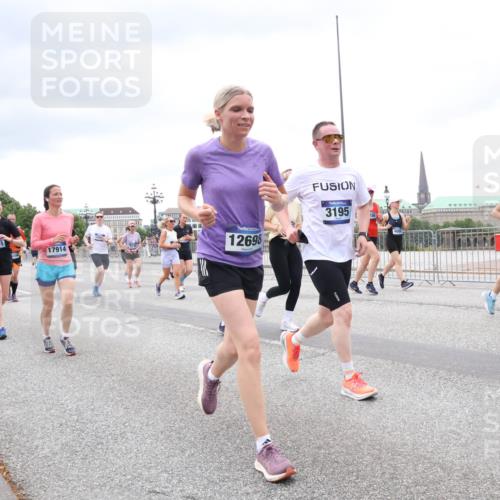29.06.2025 - hella hamburg halbmarathon Lena Gebhardt http://msf.ph/oto/8322146 29.06.2025 10:57:27 Lombardsbrücke 3851, 17914, 12698, 3195, 106, 8287, 13731, 1123, 1242, 1248, 1265, 1643, 2041, 2370, 2567, 2871, 3191, 3195, 3385, 3388, 3433, 3470, 3485, 3723, 3750, 3851, 3954, 4086, 4106, 4180, 4197, 4241, 4485, 4521, 4568, 4569, 4611, 4830, 4998, 5057, 5117, 5316, 5632, 5639, 5736, 5738, 6053, 6827, 6832, 6857, 6916, 6981, 7172, 7592, 7720, 7728, 7787, 7964, 8035, 8039, 8224, 8287, 8386, 8540, 8546, 8552, 8679, 8708, 8851, 8853, 8873, 9059, 9110, 9233, 9298, 9299, 9318, 9496 meine-sportfotos.de