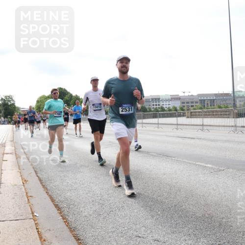 29.06.2025 - hella hamburg halbmarathon Lena Gebhardt http://msf.ph/oto/8322176 29.06.2025 10:12:48 Lombardsbrücke 17061, 15012, 2531, 1020, 1051, 1249, 1610, 1785, 1850, 1851, 1939, 2531, 2891, 2942, 2963, 2964, 3182, 3248, 3262, 4453, 4499, 4532, 4554, 5150, 5166, 5597, 5598, 6207, 6822, 6966, 7014, 7873, 7907, 8398, 8405, 8917, 8971, 9141, 9254, 9405, 10067, 10402, 10581, 10685, 11025, 11720, 12456, 13566, 13816, 14404, 14540, 14868, 14869, 15012, 15369, 15531, 16323, 16473, 16826, 16911, 17061, 17699, 17994, 18178, 18320, 18493, 18530 meine-sportfotos.de