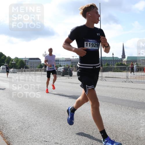 29.06.2025 - hella hamburg halbmarathon Lena Gebhardt http://msf.ph/oto/8322200 29.06.2025 09:48:12 Lombardsbrücke 119, 11929, 1164, 1290, 1385, 1505, 1562, 1710, 1743, 2196, 2296, 2714, 2767, 3959, 4602, 4860, 5091, 5092, 5315, 6684, 6829, 6990, 7884, 8362, 8901, 8933, 9178, 9944, 10384, 10404, 10793, 10900, 10968, 11202, 11227, 11620, 11745, 11929, 12051, 12290, 12462, 12488, 12514, 12865, 12916, 13514, 13595, 13798, 13854, 13975, 14387, 14601, 14875, 14908, 14934, 14952, 15015, 15261, 15415, 15701, 15931, 15959, 15965, 16119, 16158, 16964 meine-sportfotos.de