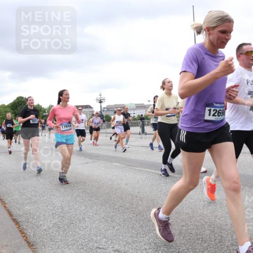 29.06.2025 - hella hamburg halbmarathon Lena Gebhardt http://msf.ph/oto/8322233 29.06.2025 10:57:27 Lombardsbrücke 3851, 17914, 1343, 12698, 1123, 1242, 1248, 1265, 1643, 2041, 2370, 2567, 2871, 3191, 3195, 3385, 3388, 3433, 3470, 3485, 3723, 3750, 3851, 3954, 4086, 4106, 4180, 4197, 4241, 4485, 4521, 4568, 4569, 4611, 4830, 4998, 5057, 5117, 5316, 5632, 5639, 5736, 5738, 6053, 6827, 6832, 6857, 6916, 6981, 7172, 7592, 7720, 7728, 7787, 7964, 8035, 8039, 8224, 8287, 8386, 8540, 8546, 8552, 8679, 8708, 8851, 8853, 8873, 9059, 9110, 9233, 9298, 9299, 9318, 9496 meine-sportfotos.de