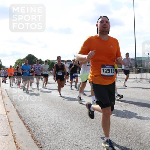 29.06.2025 - hella hamburg halbmarathon Lena Gebhardt http://msf.ph/oto/8322288 29.06.2025 10:00:08 Lombardsbrücke 2582, 663, 4796, 13847, 8394, 12513, 1078, 1006, 1019, 1125, 1180, 1239, 1264, 1526, 1834, 1914, 1955, 2027, 2086, 2099, 2159, 2346, 2348, 2364, 2447, 2582, 2584, 2606, 2652, 2676, 2677, 2730, 2910, 3177, 3181, 3279, 3319, 3836, 3861, 3898, 4013, 4231, 4594, 4632, 4772, 4796, 4813, 4940, 5015, 5134, 5272, 5277, 5341, 5728, 6082, 6084, 6104, 6174, 6201, 6202, 6220, 6260, 6462, 6470, 6581, 6587, 8330, 10031, 11568, 11844 meine-sportfotos.de
